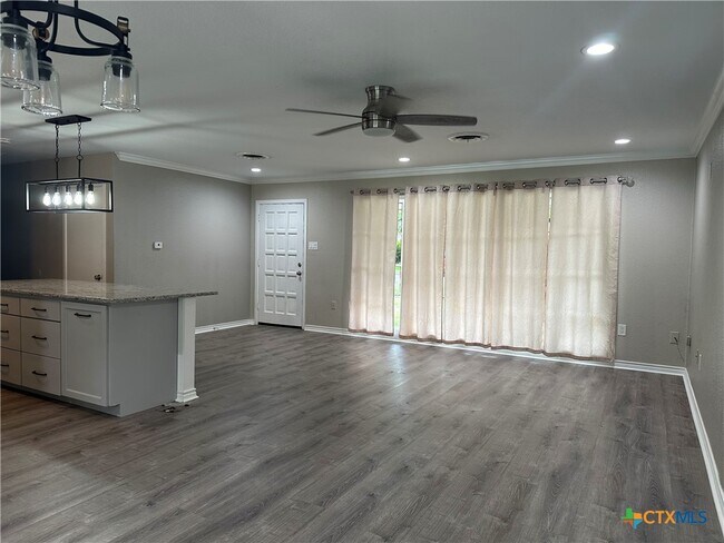 Building Photo - 1302 Canary Ln