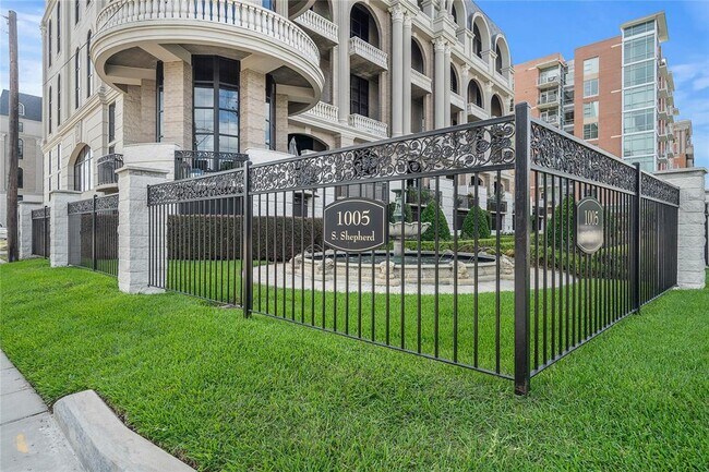 Building Photo - 1005 S Shepherd Dr