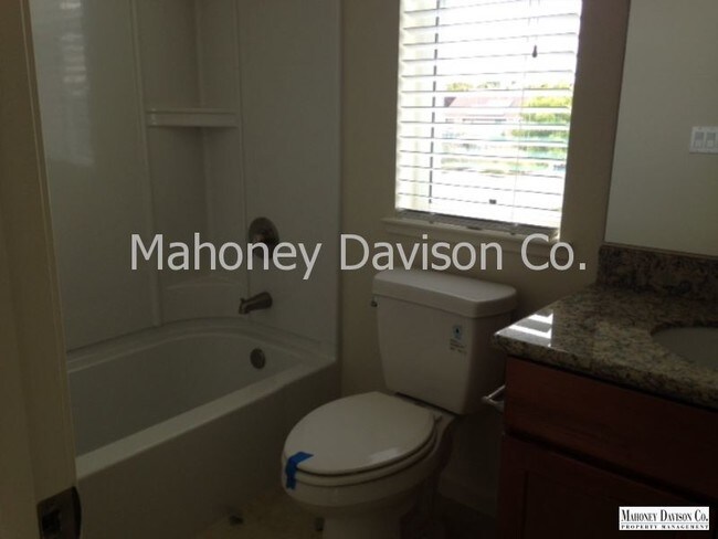 Foto del edificio - Like new, blt in 2016,3 bdrm/2.5 ba 1385 s...