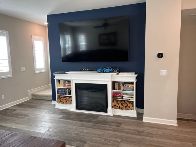 Building Photo - Gorgeous highly upgraded townhome in the b...