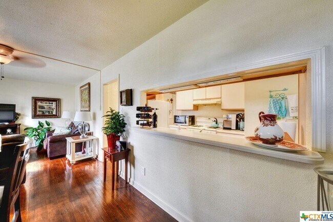 Building Photo - 460 Comal Ave