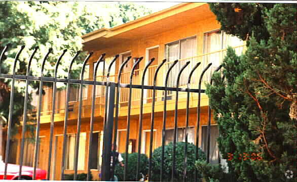 Primary Photo - 567 N Mountain View