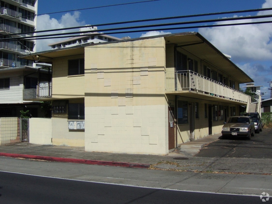 Building Photo - 825 University Ave