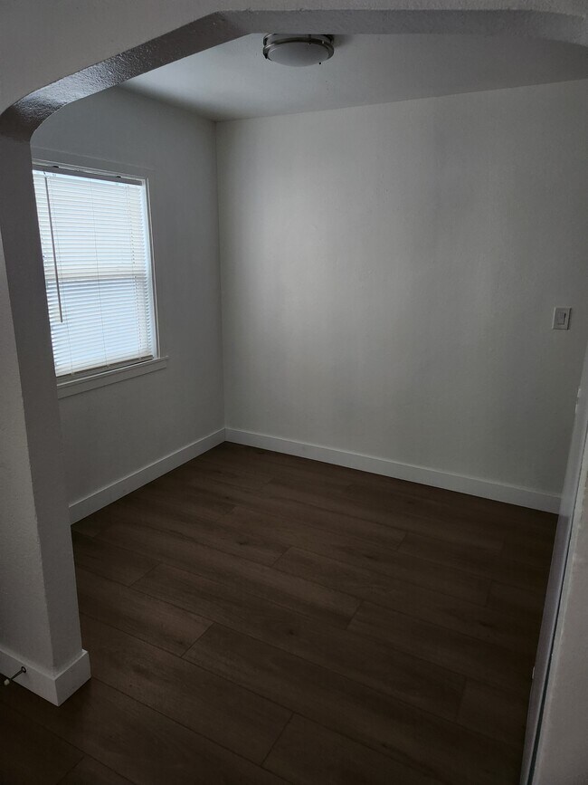 Building Photo - 374 Ainsley Ave