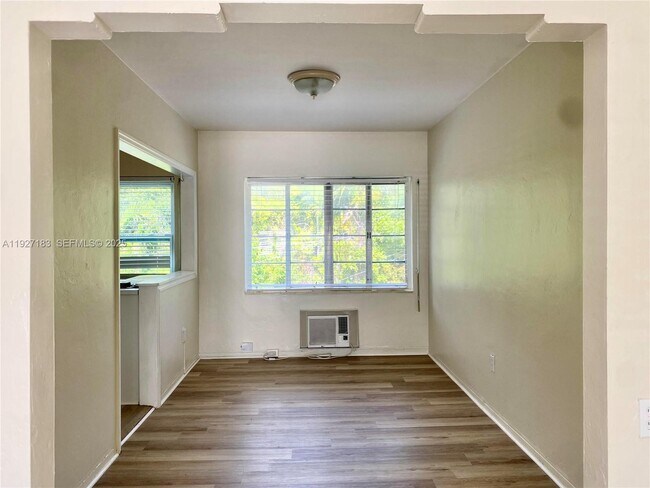 Foto del edificio - 673 NE 92nd St