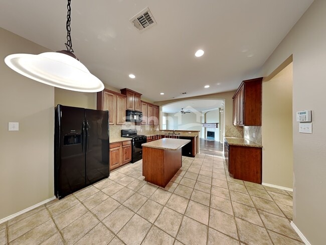 Building Photo - 721 Hickory Ln