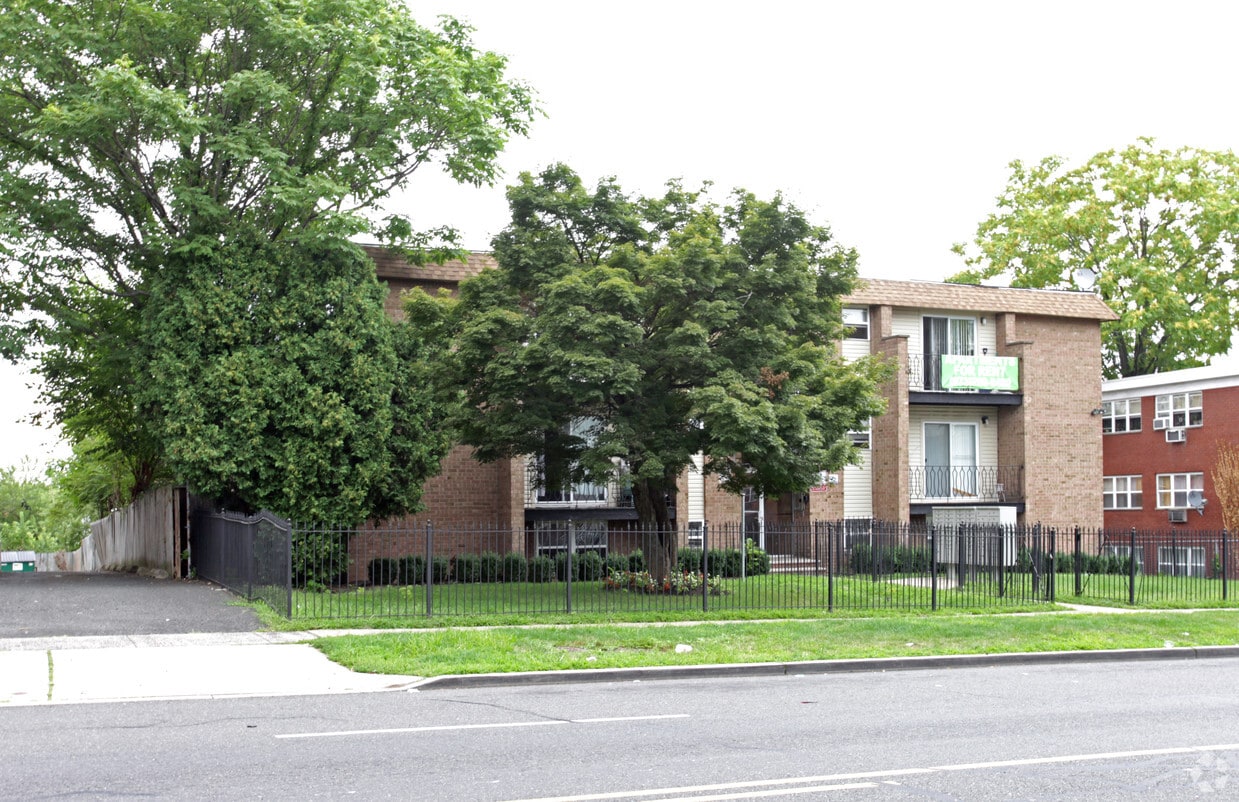 Primary Photo - Park Royal Apartments