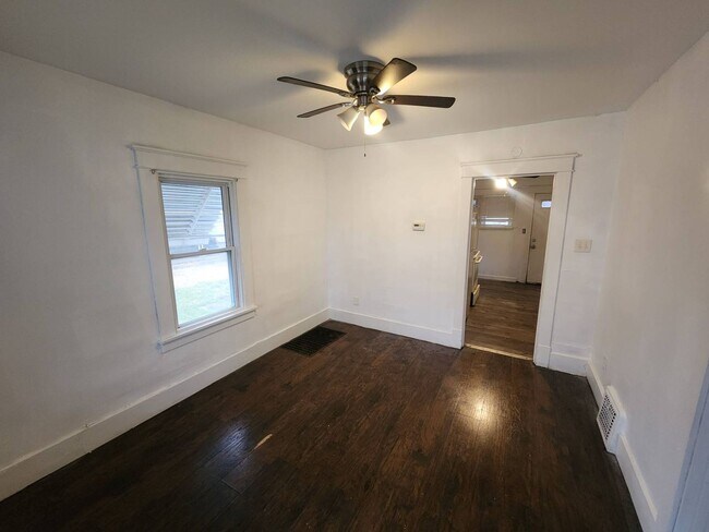 Building Photo - Charming 3-Bedroom Property in Prime Location