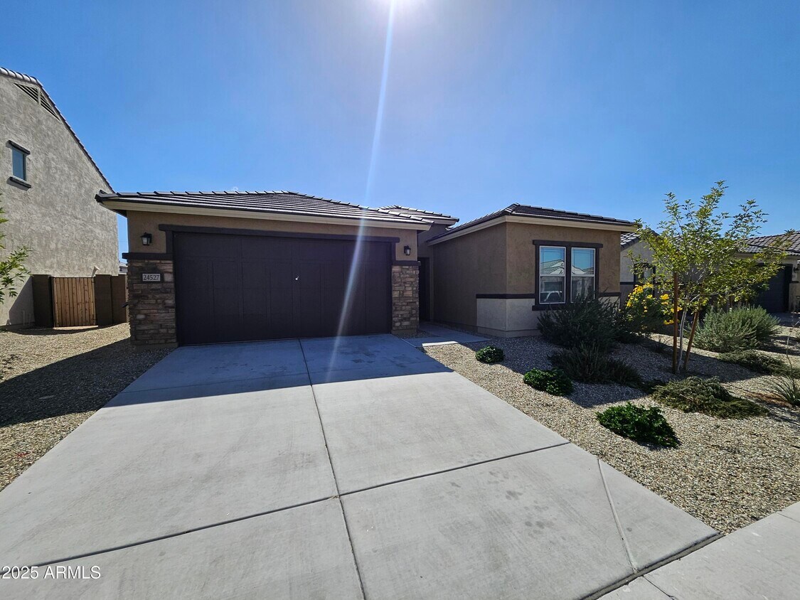 Foto principal - 24527 W Ripple Rd