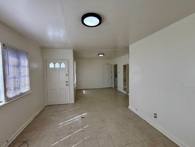 Foto del edificio - 1 Bedroom Home with Large Backyard on North Loop!