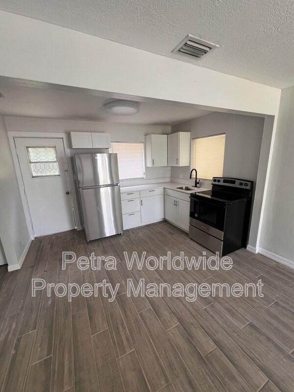 Foto del edificio - 924.5 N Amelia Ave