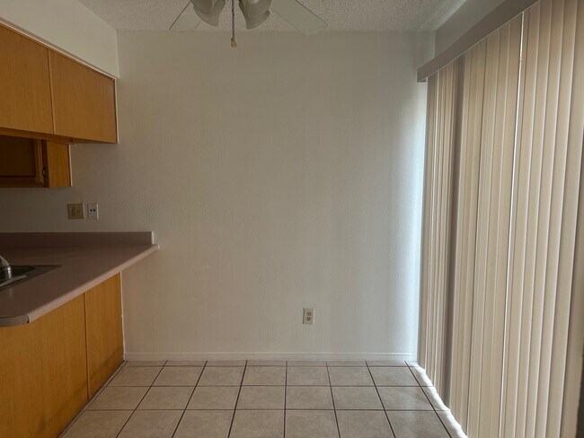 Espacio comedor con ventilador de techo y área exterior. - 1345 Trudy Elaine Dr