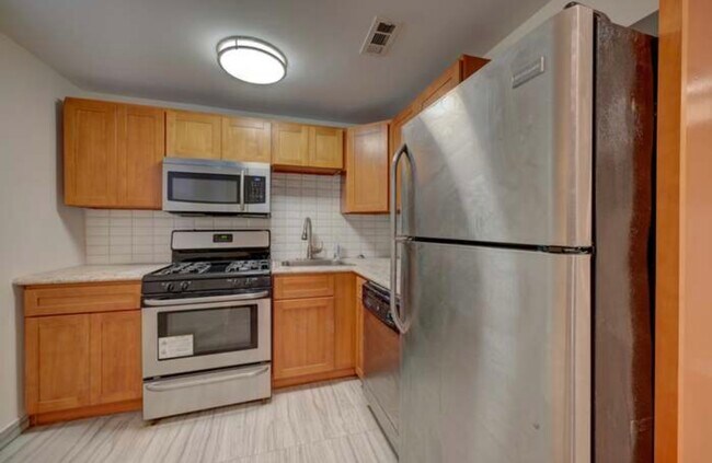 Cocina - 6116 S Evans Ave