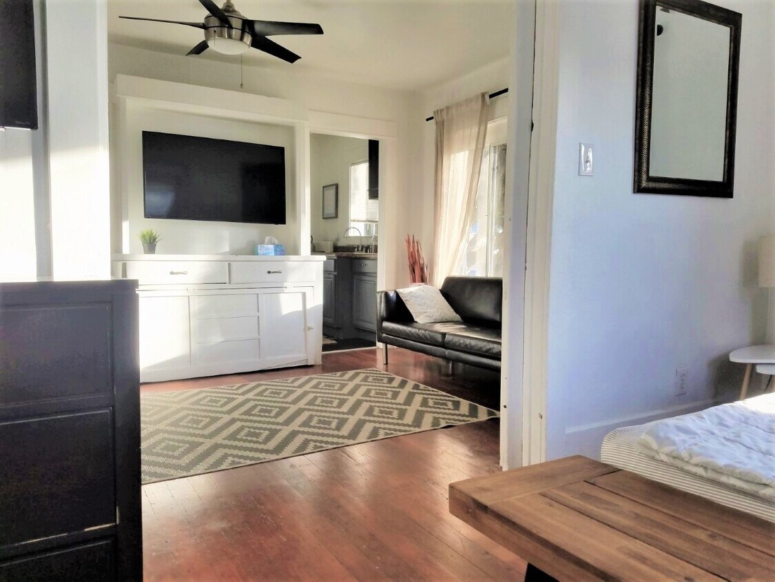 Primary Photo - 202 Horizon Ave