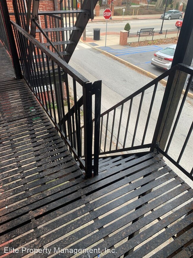 Building Photo - 1 br, 1 bath House - 127 N. Beaver St.  Ap...