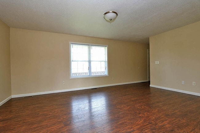 Building Photo - 4 Bedroom House Close to Campus