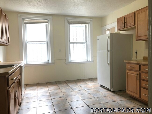 Building Photo - 8 Barrows St