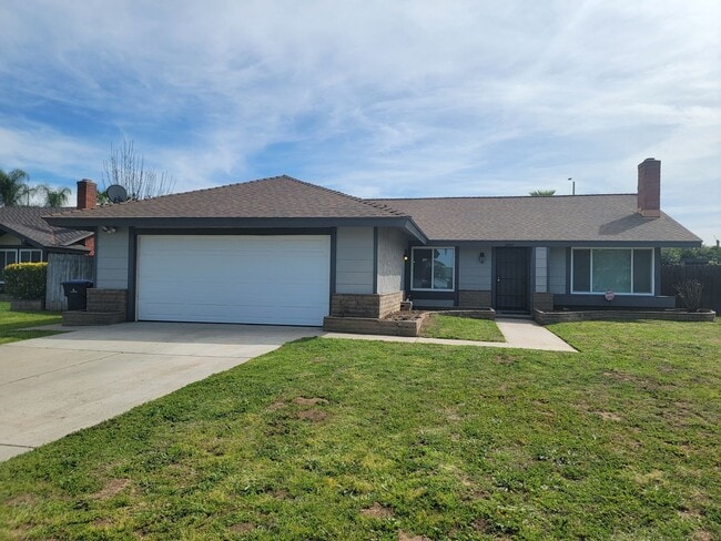 3 Bedroom 1 3/4 Bath HOUSE with 2 car garage - 3 Bedroom 1 3/4 Bath HOUSE with 2 car garage