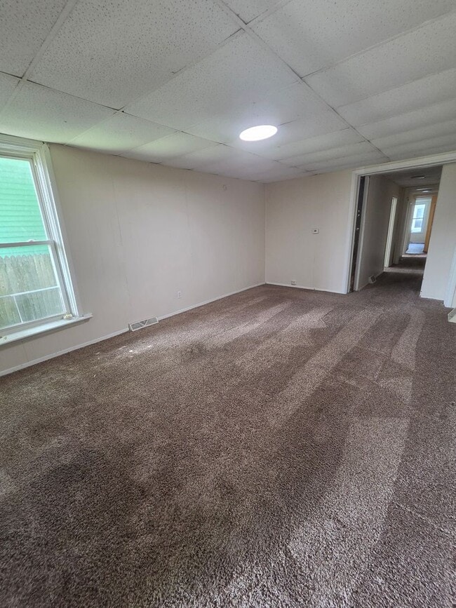 Building Photo - Lower 2 bedroom unit East Side