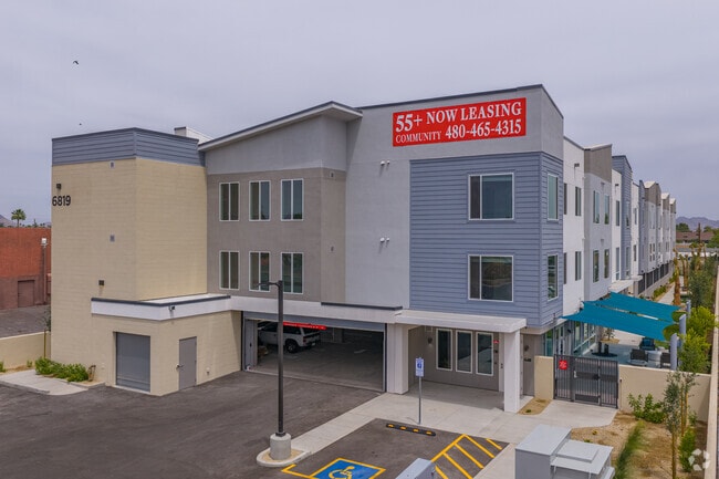 Estacionamiento cubierto en el lugar - The Glendale Senior Apartments
