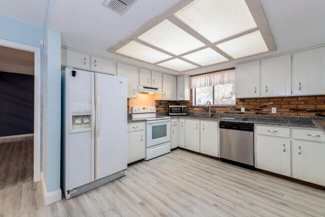 Foto del edificio - 795 Victoria Cir E