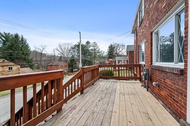 Building Photo - Entirely Renovated 3 bed, 1.5 bath in Chur...