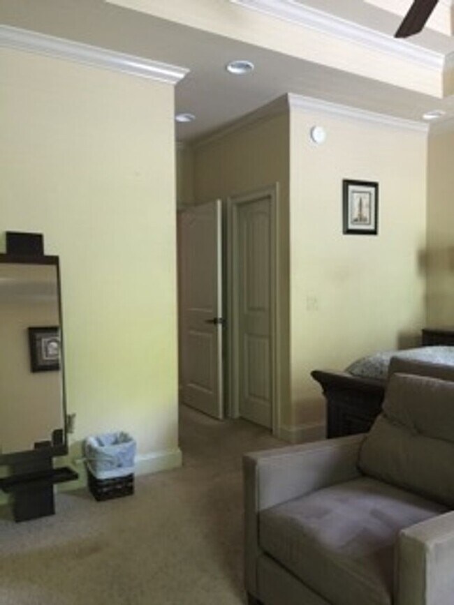 Building Photo - 3 Bed, 3.5 Bath Townhome – Prime Location!