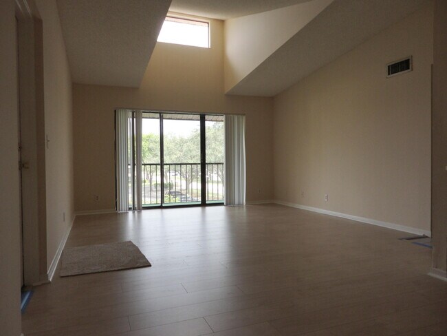 Foto del edificio - 207 Foxtail Dr