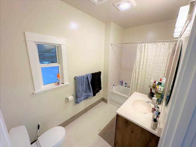 Foto del edificio - Monroe & 23rd St. Big 6 Bed 2 bath Home