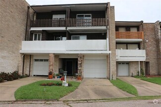 Building Photo - 702 N Holiday Dr