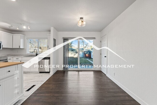 Foto del edificio - Stylishly Renovated Home with Enclosed Fence, AC and 1 Car Garage