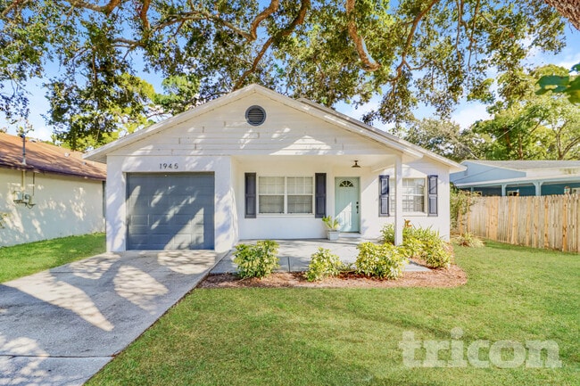 Building Photo - 1945 Oak St N