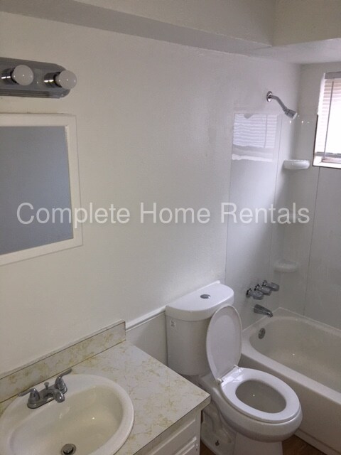 Foto del edificio - 5024 Creekwood Dr
