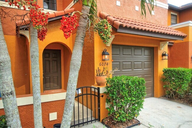 Foto del edificio - Three Bedrooms Two Bath One Garage