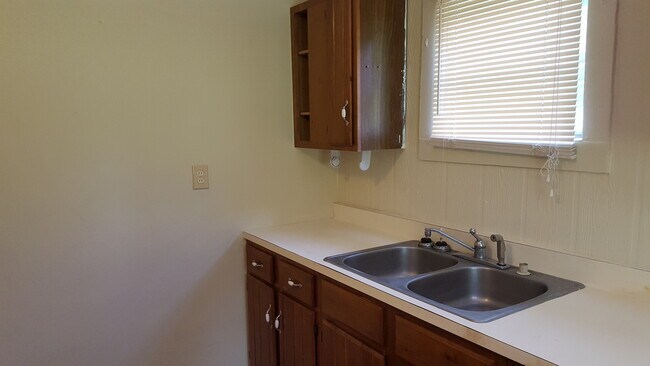 Building Photo - 2 bedroom, 1 bath house Available June 2024
