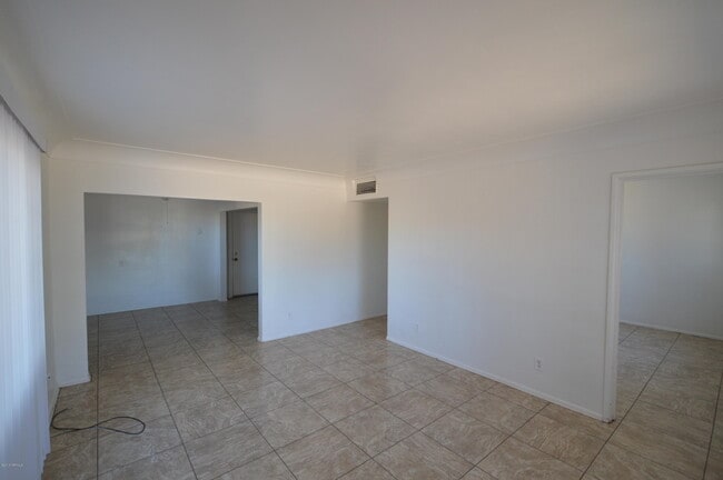 Building Photo - 1152 N Santa Rosa Ave