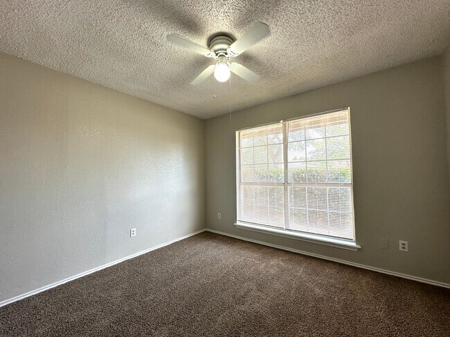 Foto del edificio - 3bed/2Bath Available 9/10