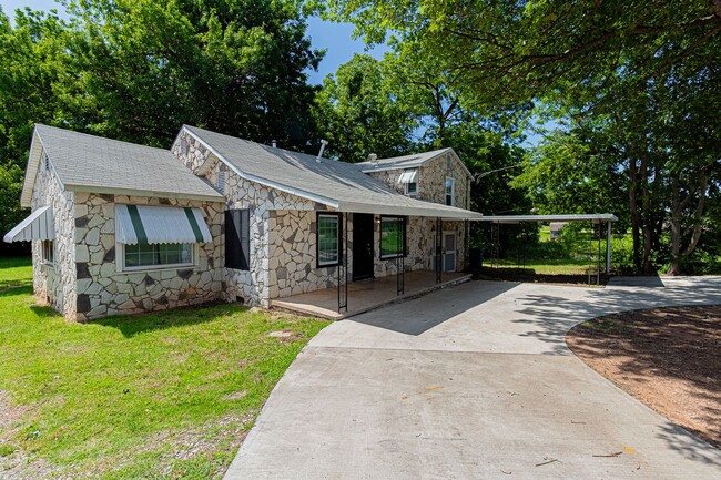 Building Photo - Renovated 3 bed 3 bath home in MWC! Half o...