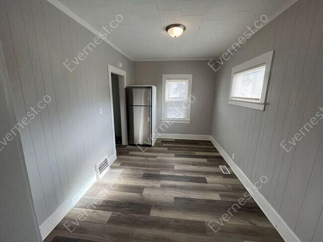 Building Photo - 847 Woodsdale Ave