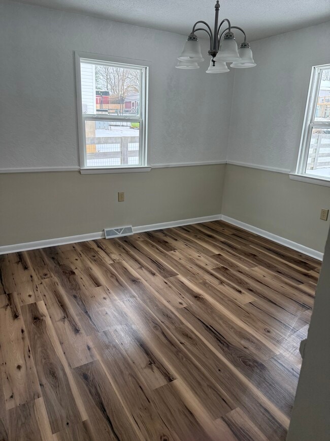 Comedor - 225 Pleasure Dr