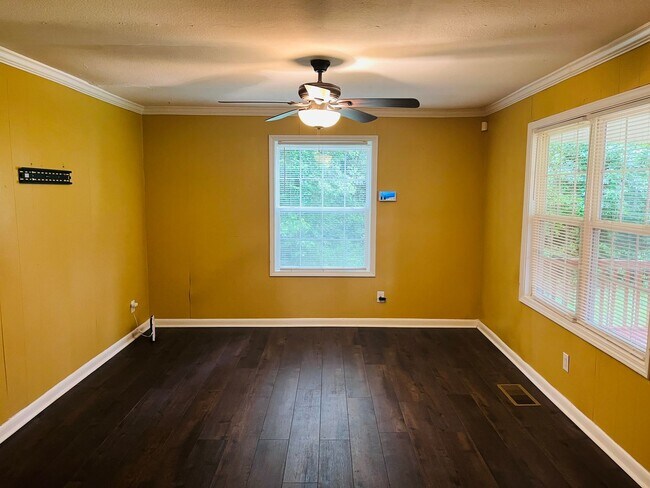 Foto del edificio - Wow! 3 bedroom 2 bathroom, approx 1000 sqft, and minutes from the interstate. Must see!