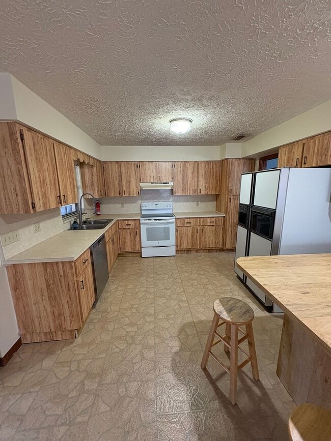 Foto del edificio - 2/2 home with fenced backyard in Ft Pierce