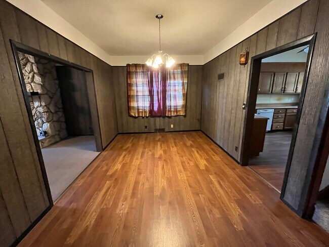 Building Photo - 5 Bedroom 3 Bath House in Roxana