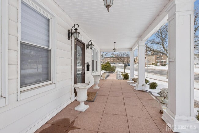 Building Photo - 415 Main St