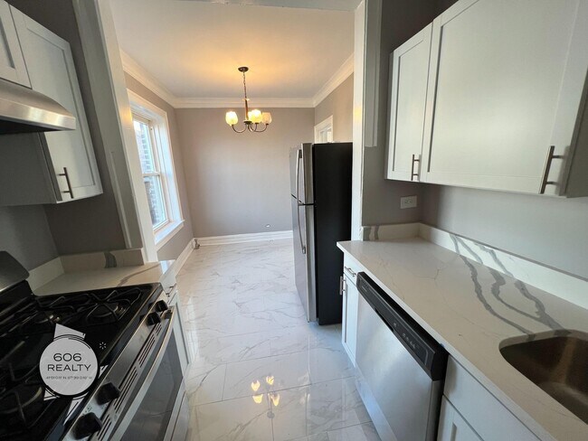 Foto del edificio - Remodeled East Albany Park Apts!