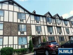 Building Photo - 2111 Hawthorne Ln