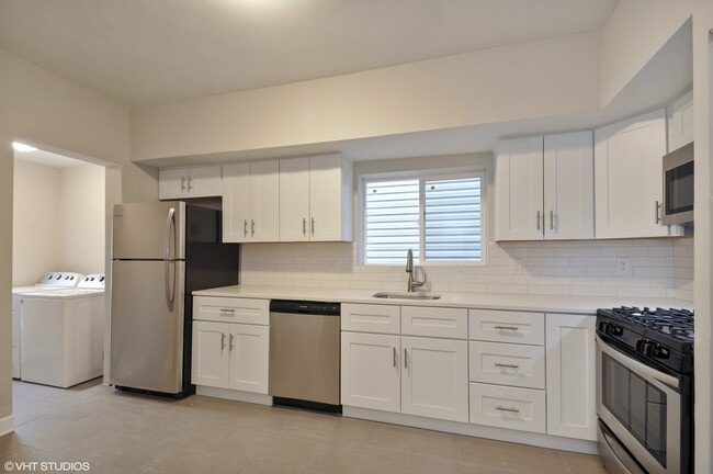 Building Photo - 2909 N Ridgeway Ave