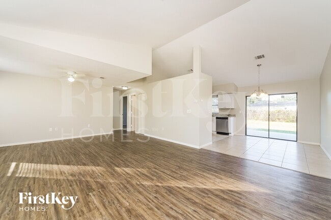 Foto del edificio - 307 Medina Ct