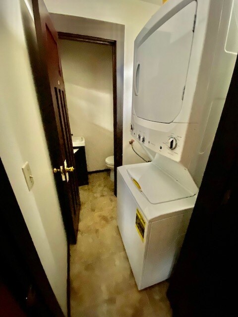 1/2 half bath and washer / dryer - 5325 Roosevelt Way NE