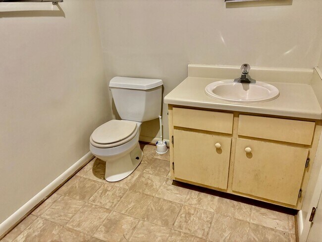 Building Photo - 2 bedroom/1.5 bathroom- The Midlands